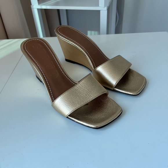 STAUD Billie Wedge sandals in gold - Picture 3 of 9